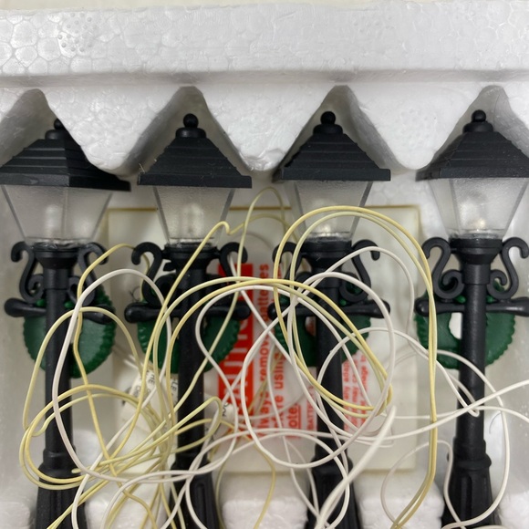 NWT Vintage Dept. 56 Set of 4 Village Turn of the Century Lampposts - Picture 5 of 11